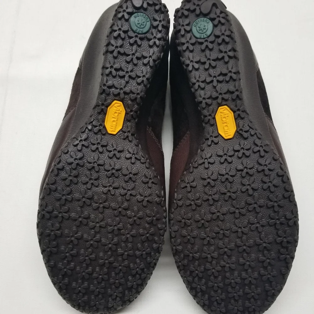 Merrell Vibram‎ shoes Women's size 7